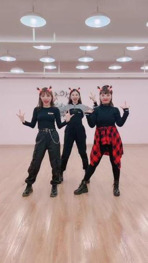 抖音里的魔性扭臀舞是什么歌
