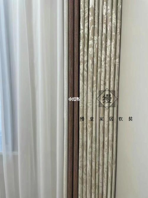 窗帘挂上后颜色更深还是更浅