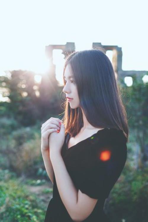 回眸一笑百媚生，什么意思啊