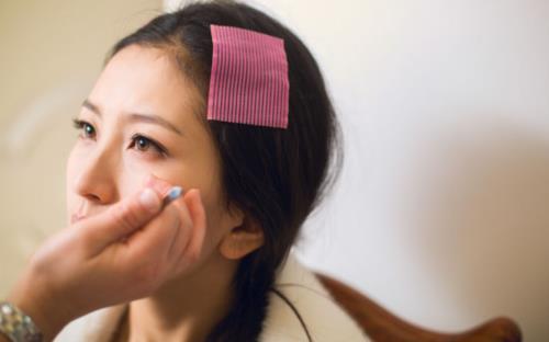 试妆需要提前洗头吗