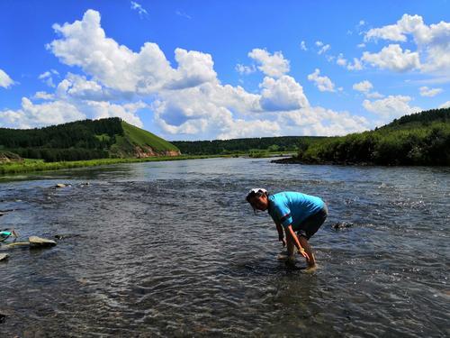 清清的河水流啊白云已远走歌词