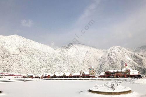 西岭雪山路上结冰吗