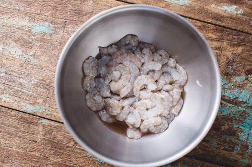 用勺子怎么剥虾