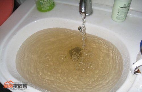 热水器漏黄色液体