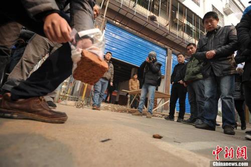 用砖头砸人没砸到可以报警吗