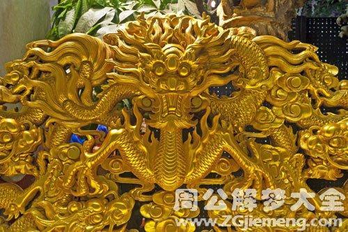 龙生于水，被五色而游什么意思