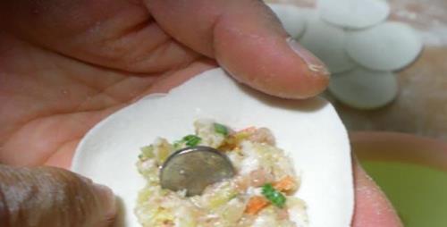 初一吃饺子吃到硬币的说法
