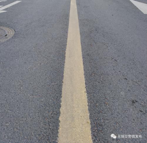 黄实线变道对向车辆躲闪摔倒