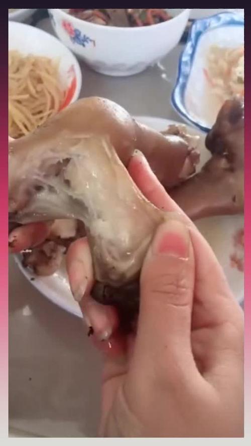 羊蹄上蹄有黑点羊嘴咬怎么回事