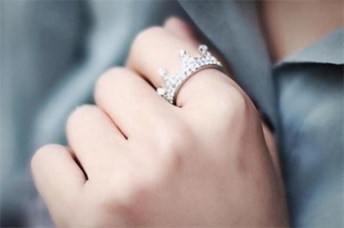 男生左手戴戒指什么意思