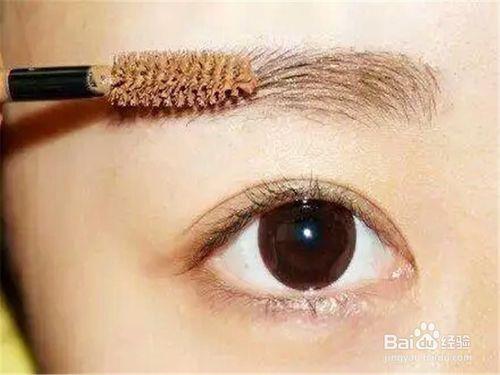 如何修眉毛新手女孩
