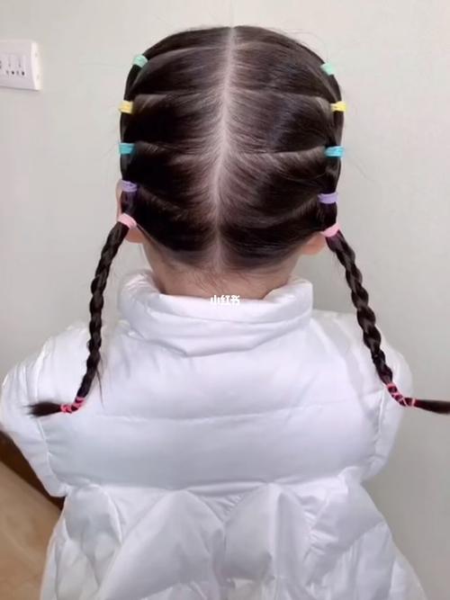 小孩新年短发怎么扎