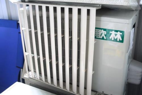 空调外机背面被塑料袋挡住了