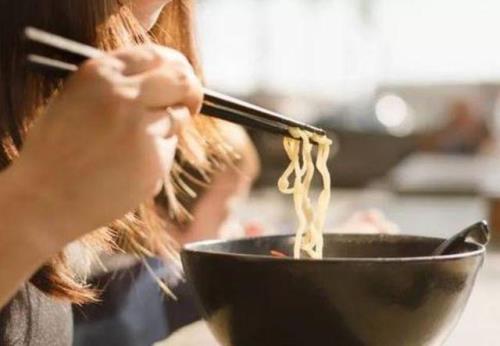 印尼人吃饭不用筷子