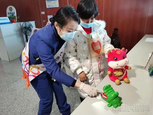 大人可以把儿童送到候机室吗