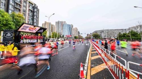 跑步比赛开始的那条街叫什么线
