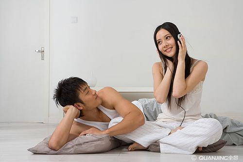 为什么女孩故意坐在男生怀里