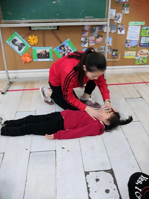 人工呼吸，是呼还是吸