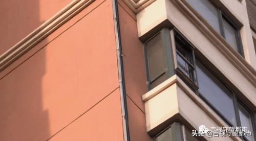 居民楼外墙装霓虹灯扰民