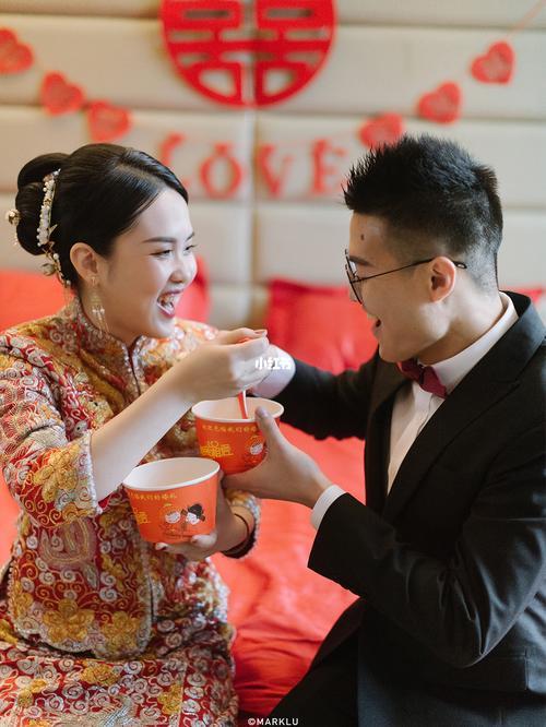 形容人想到喜事而开心的句子
