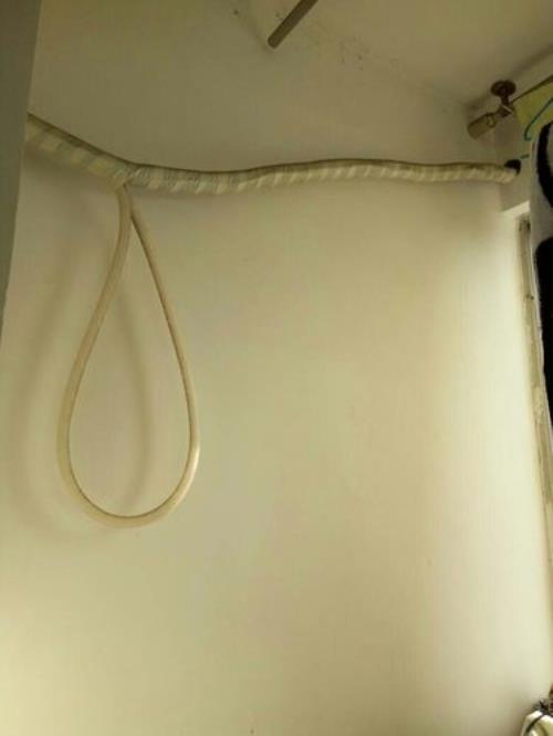 空调外挂机排水管位置