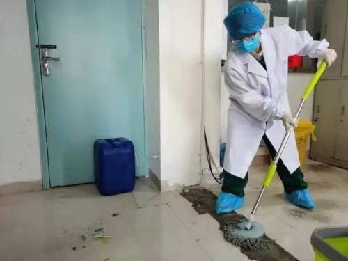 保洁员正确拖地姿势