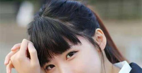 女人不时碰你的手是表现什么