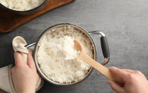 用铁锅蒸米饭的方法