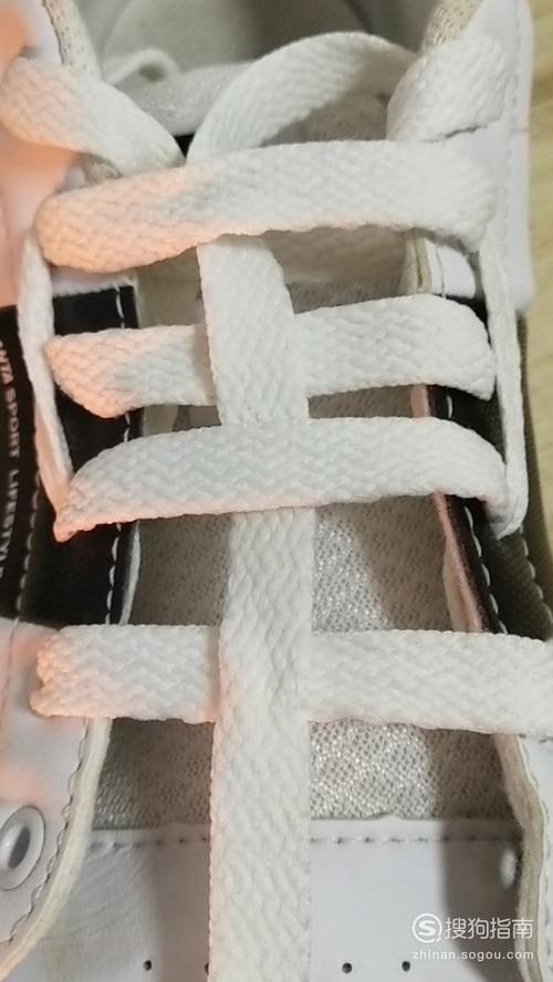 鞋带中间有个口怎么穿