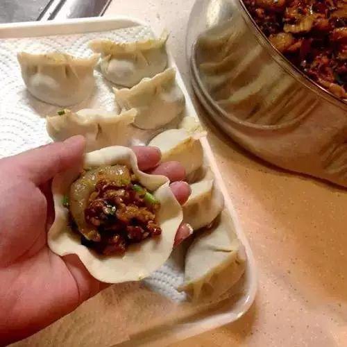 两个人吃饺子多少肉