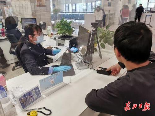 临时身份证可以考科目是吗