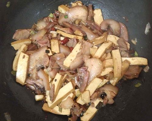 熟猪头肉和什么一起炒好吃