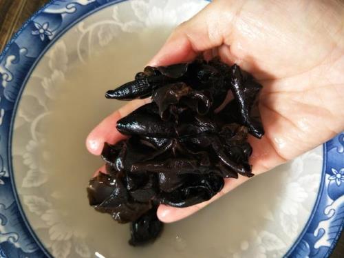 木耳用热水还是冷水