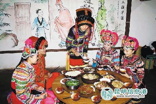 彝族为什么在地上吃饭