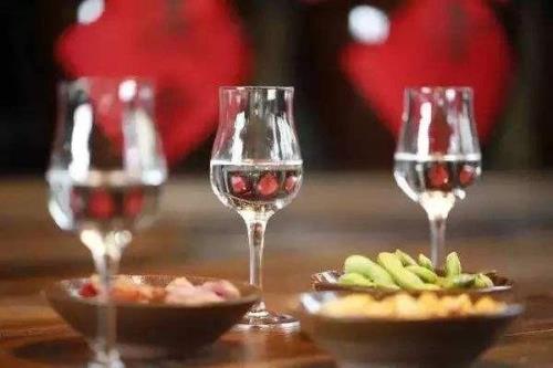 杯中酒酒中杯是什么意思