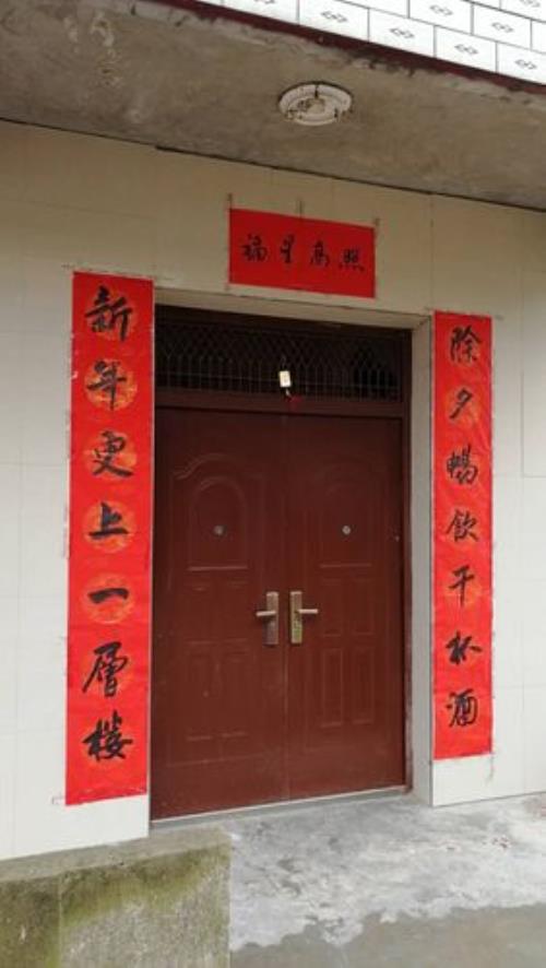入门对联怎么贴