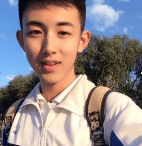 初中生什么发型好看男