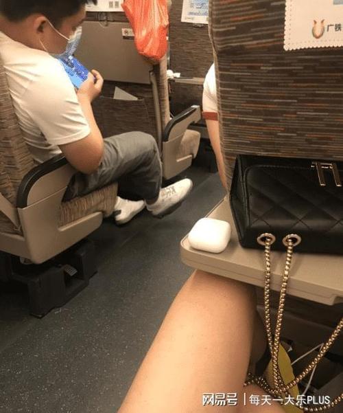 偷瞄袖口什么意思