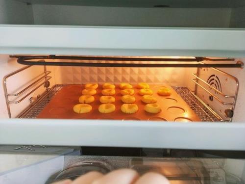 饼干进烤箱要洒水吗