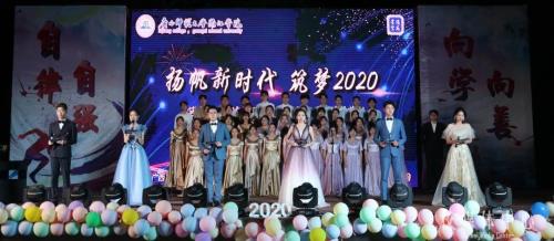 大学迎新晚会大一新生参加吗