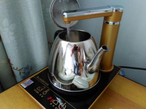 电热水壶烧水半分钟后就断电