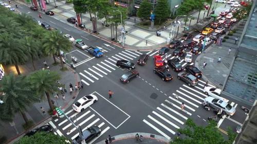 十字路口误入对向车道扣几分