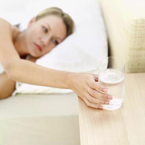 起床后要不要喝水