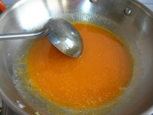 炒菜最后淋入明油的原因