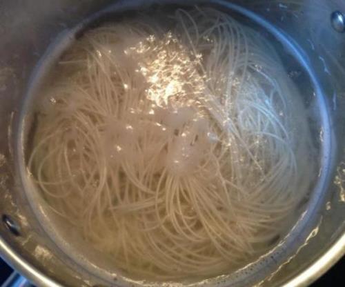 炒面换汤面的逻辑问题分析