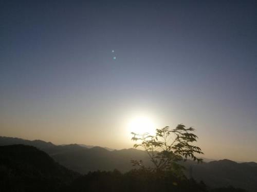 太阳东边下,月儿西边挂打一字