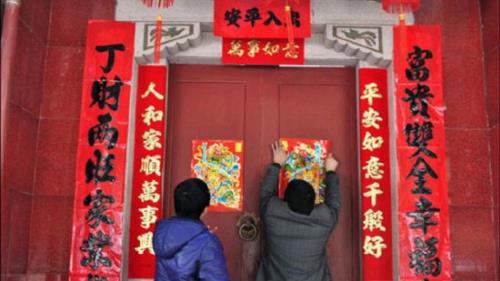 贴春联正确方法顺序