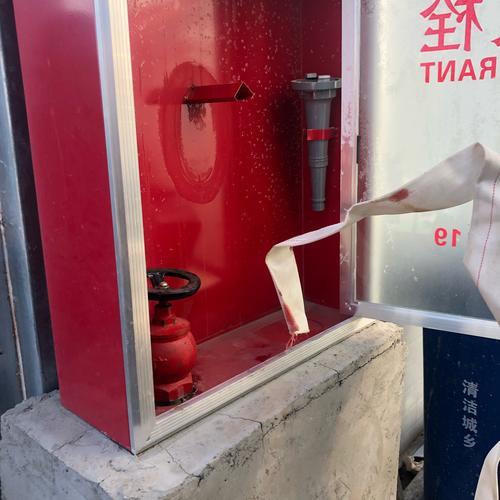 办公桌上方有消防水管怎么避