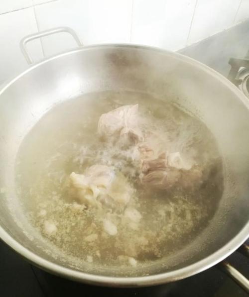 筒骨焯水后用冷水还是热水熬汤