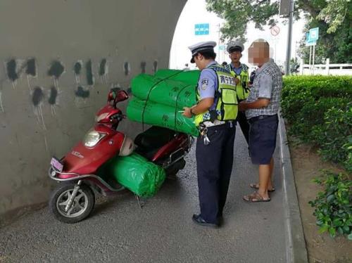 电车停在幼儿园门口挨撞烂了